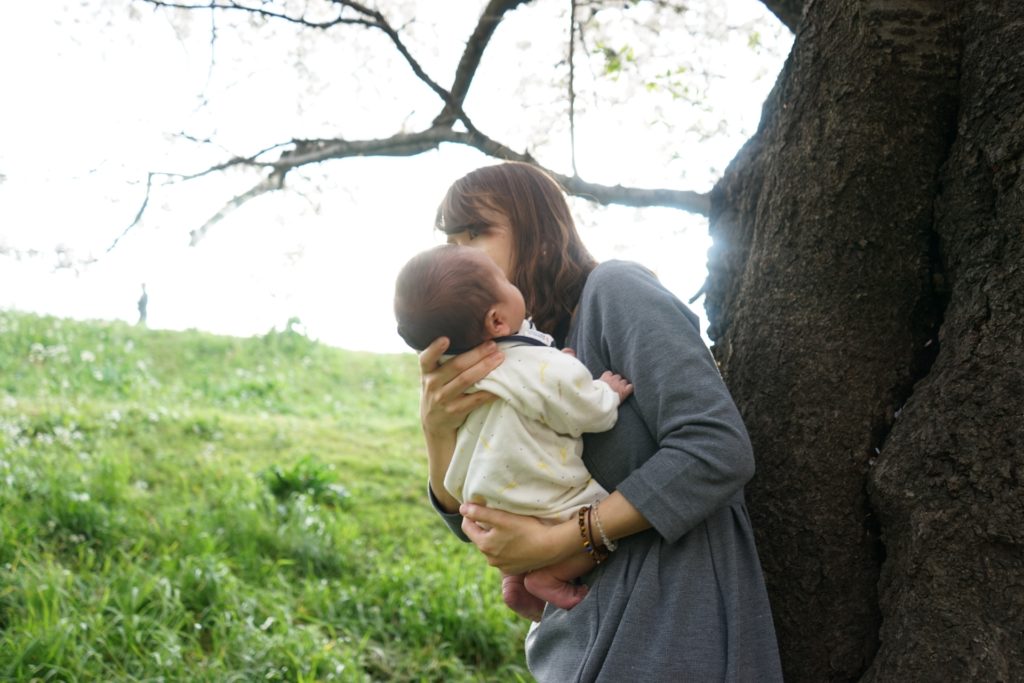 新生児を抱っこしたらのけぞるのはなぜ 原因と正しい抱っこ方法 イミペディア