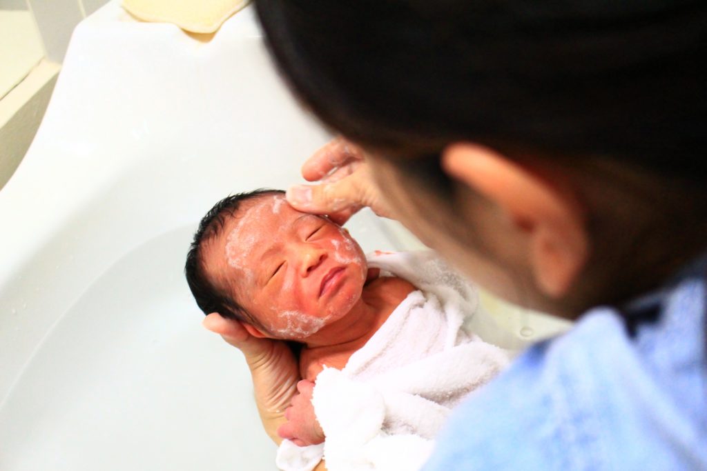 赤ちゃん用の石鹸で丁寧に 赤ちゃんの顔の洗い方と保湿ケア イミペディア